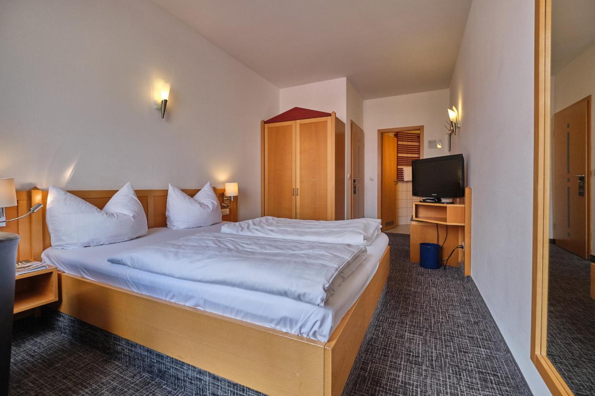 Hotel Roter Hahn Ρέγκενσμπουργκ Εξωτερικό φωτογραφία