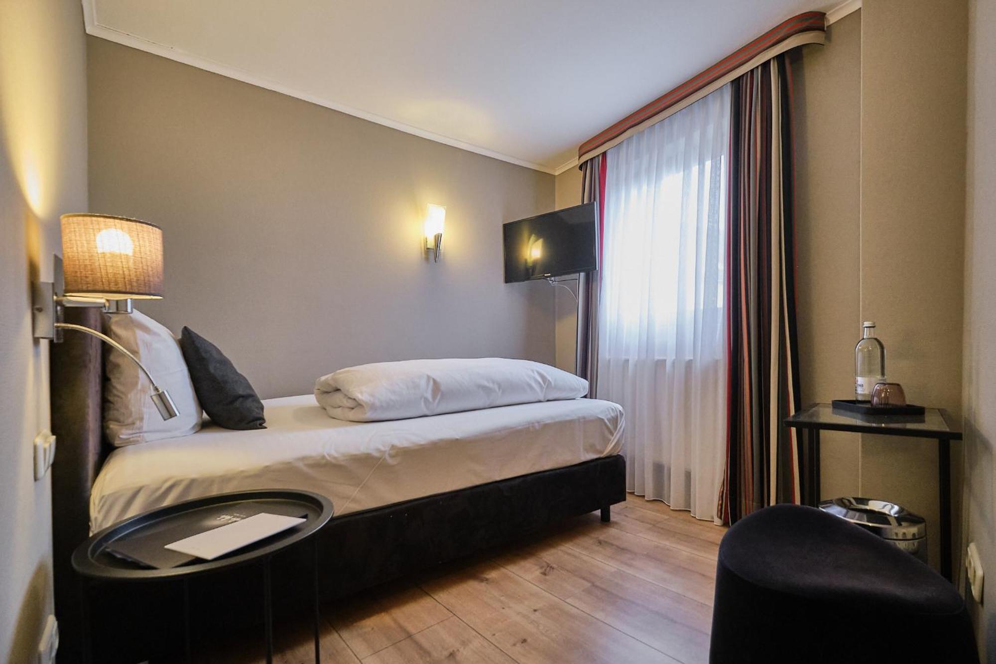 Hotel Roter Hahn Ρέγκενσμπουργκ Εξωτερικό φωτογραφία